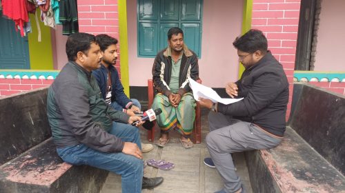 স্থানীয় গণমাধ্যম কর্মীদের টাকা না পাওয়ার কথা বলছেন আবুল হোসেন।